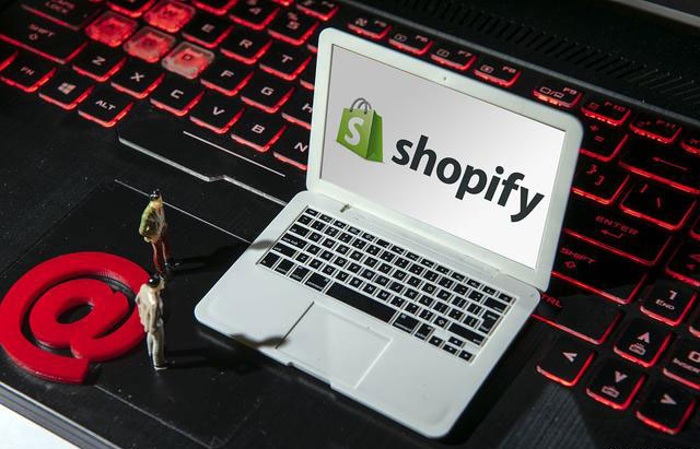 定制外貿(mào)獨立站商城和選擇Shopify建站大比拼，一擼到底！